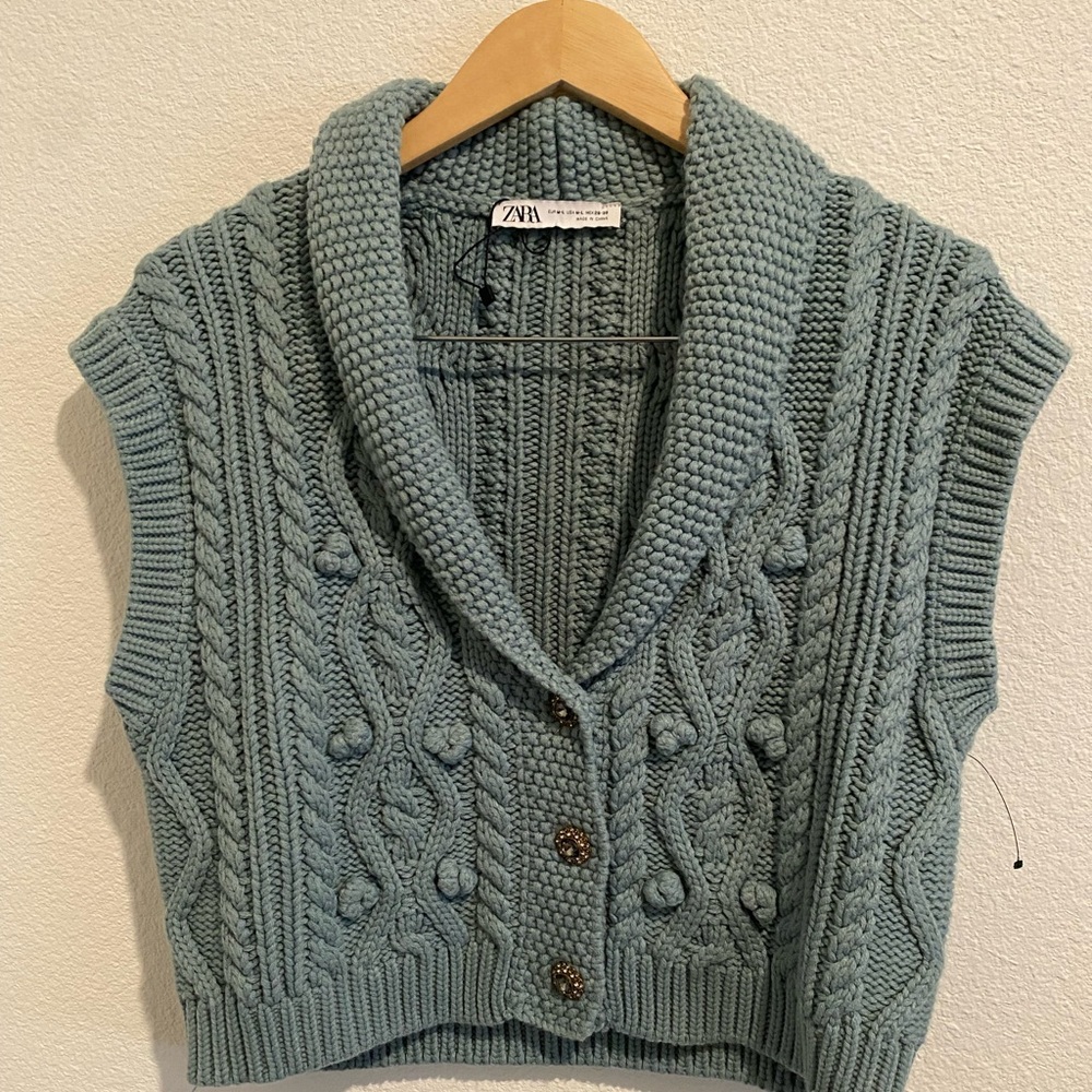 Zara Knit vest w/ beautiful buttons